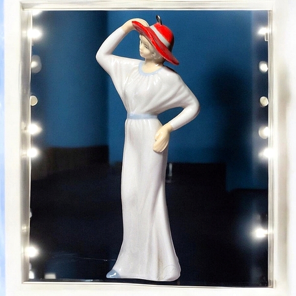 Vintage Red Hat Lady Christmas ornament Cobble Creek porcelain - Picture 4 of 7